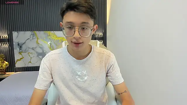Snapshot of SantiagoRusso18 chatting on September 16, 2025, 12:06 pm SantiagoRusso18 online show from September 16, 2025, 12:06 pm