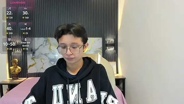 SantiagoRusso18 online show from November 9, 2025, 12:42 pm