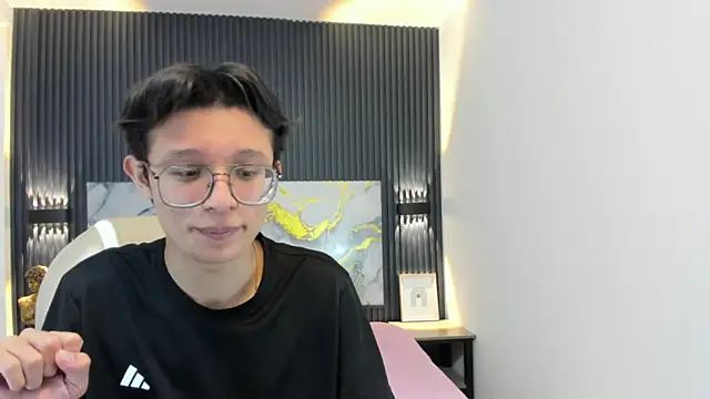 SantiagoRusso18 online show from November 10, 2025, 1:38 pm