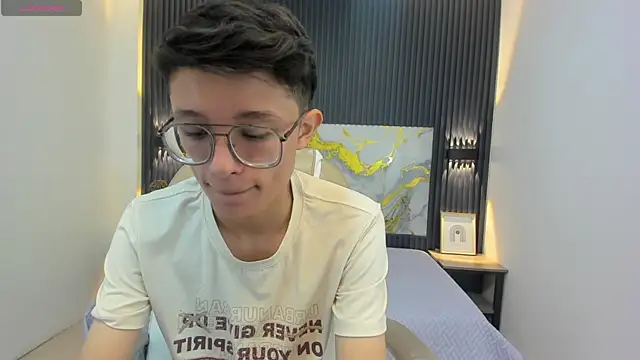 Snapshot of SantiagoRusso18 chatting on September 9, 2025, 12:36 pm SantiagoRusso18 online show from September 9, 2025, 12:36 pm