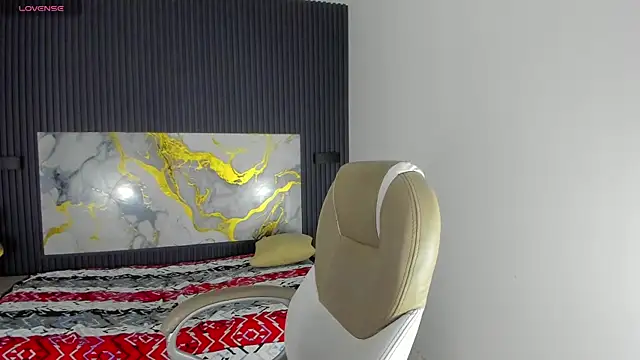 SantiagoRusso18 online show from December 17, 2025, 2:33 pm