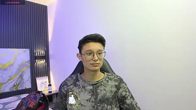 SantiagoRusso18 online show from February 19, 2026, 7:55 pm