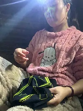 tuyetnhi-00 online show from December 14, 2025, 2:07 am