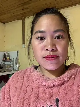 tuyetnhi-00 online show from December 17, 2025, 1:21 am