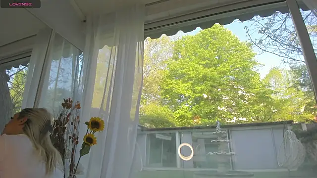 Ella Vee online show from April 24, 2026, 5:42 am