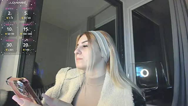 Ella Vee online show from November 8, 2025, 3:43 am