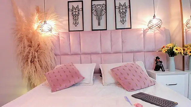 Nina Ford  online show from September 12, 2025, 7:57 pm