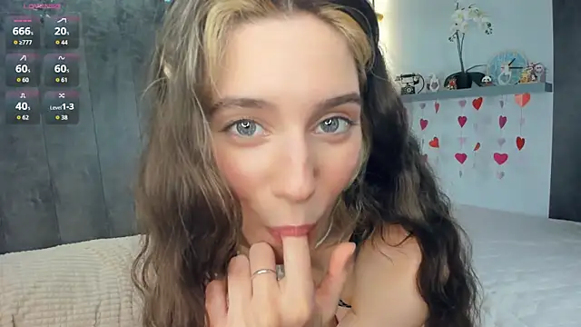 AntonettaTarring online show from April 16, 2026, 7:31 am