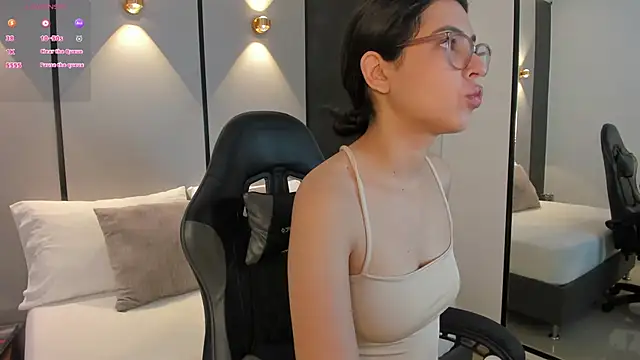 Snapshot of desireee_ chatting on February 16, 2026, 12:37 pm desireee online show from February 16, 2026, 12:37 pm