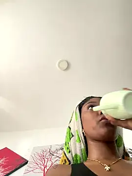 zaracollins01 online show from October 4, 2025, 5:03 pm