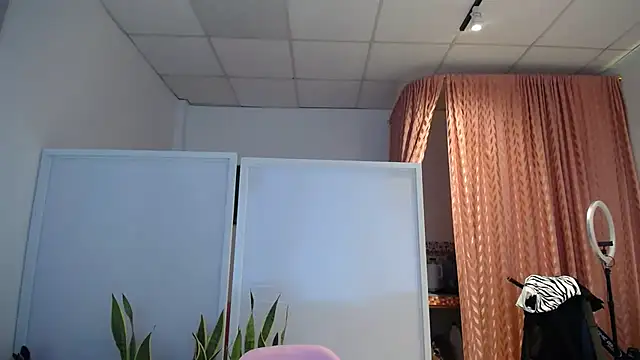 Manuela lara  online show from November 27, 2025, 3:34 pm