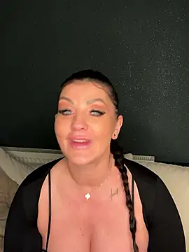 Snapshot of Nola_Luxx-offiziell chatting on January 13, 2026, 6:45 pm Nola Luxx-offiziell online show from January 13, 2026, 6:45 pm