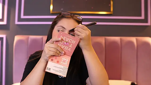 Snapshot of Tayler_Kim chatting on December 19, 2025, 7:38 pm Tayler Kim online show from December 19, 2025, 7:38 pm