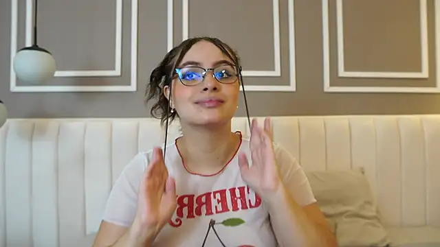 Snapshot of Tayler_Kim chatting on November 16, 2025, 5:17 pm Tayler Kim online show from November 16, 2025, 5:17 pm