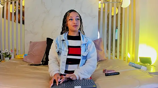 Snapshot of Melaniegh_ chatting on September 9, 2025, 11:19 am Melaniegh  online show from September 9, 2025, 11:19 am