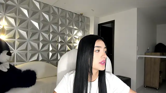 zoerouse  online show from December 15, 2025, 8:25 pm