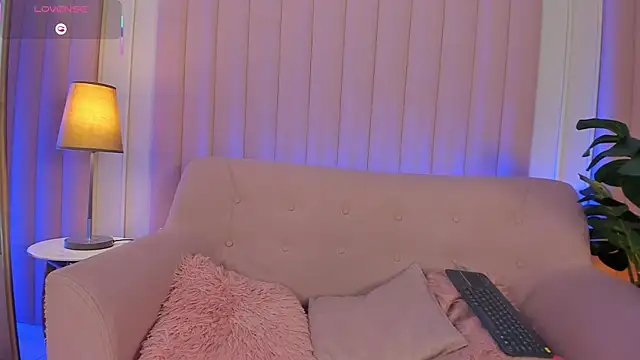 milaowens online show from December 19, 2025, 12:18 pm