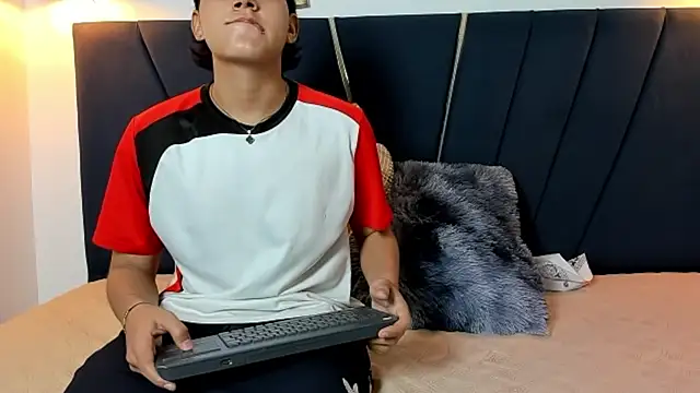 Snapshot of zeusapollofuck chatting on October 3, 2025, 9:16 pm zeusapollofuck online show from October 3, 2025, 9:16 pm