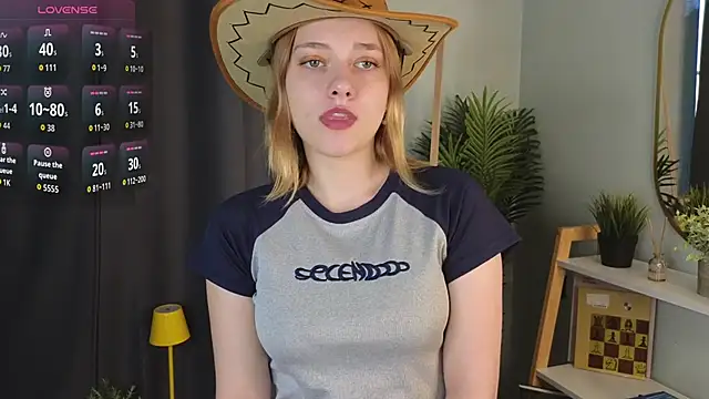 HollieCollelo online show from October 17, 2025, 3:10 am