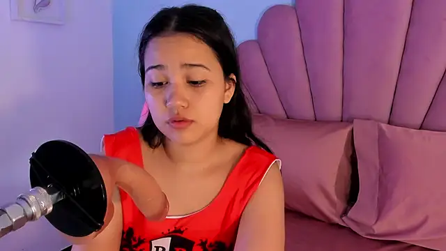 emma clarke  online show from October 5, 2025, 4:03 am