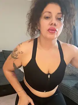 Snapshot of caramelandCurls chatting on October 14, 2025, 10:05 am caramelandCurls online show from October 14, 2025, 10:05 am