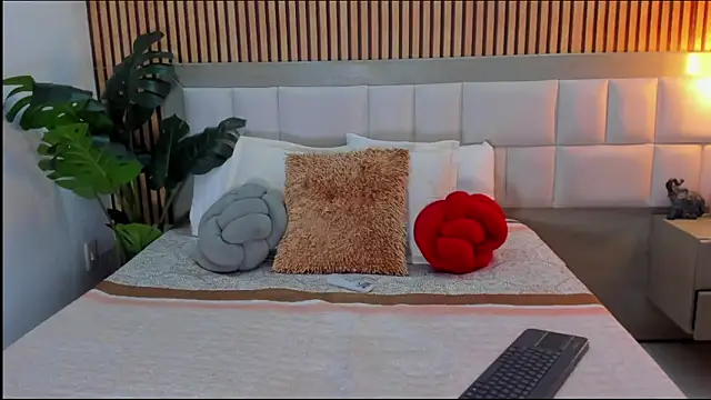 Snapshot of Roseaurora chatting on February 27, 2026, 12:49 pm Roseaurora online show from February 27, 2026, 12:49 pm