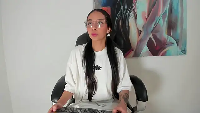 Roseaurora online show from December 4, 2025, 12:59 pm