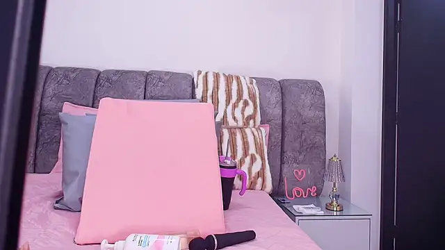 sweegirl69 online show from November 18, 2025, 12:08 pm