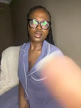 Moonzy77 online show from November 14, 2025, 10:13 pm