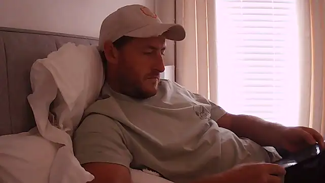 Snapshot of Londonlad818 chatting on September 10, 2025, 12:48 pm Londonlad818 online show from September 10, 2025, 12:48 pm