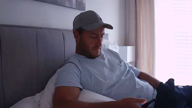 Snapshot of Londonlad818 chatting on September 23, 2025, 10:44 am Londonlad818 online show from September 23, 2025, 10:44 am