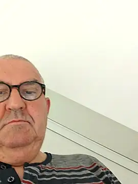 Oldmenhot66 online show from April 19, 2026, 3:29 am