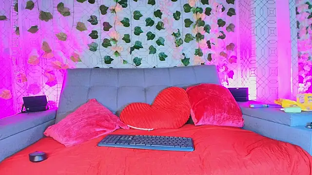 Snapshot of collet_1 chatting on September 15, 2025, 12:05 pm collet 1 online show from September 15, 2025, 12:05 pm