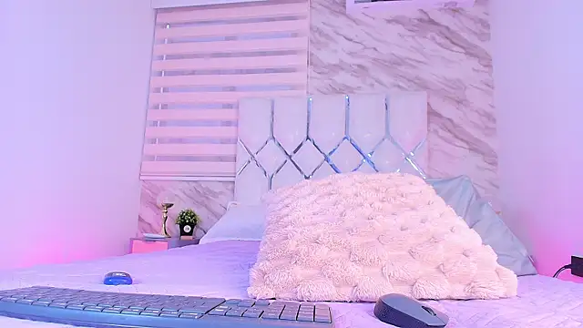 Snapshot of collet_1 chatting on November 27, 2025, 12:05 pm collet 1 online show from November 27, 2025, 12:05 pm