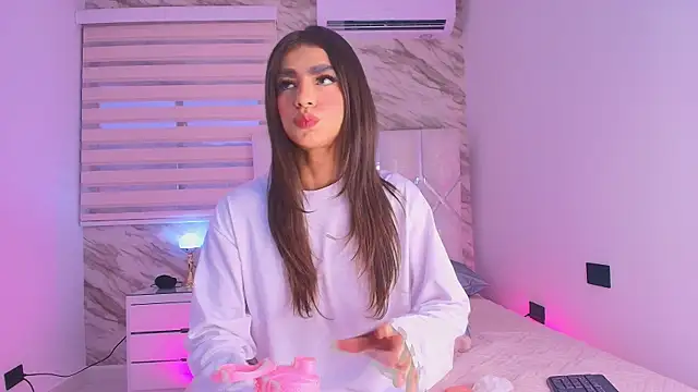 Snapshot of collet_1 chatting on November 11, 2025, 12:00 pm collet 1 online show from November 11, 2025, 12:00 pm