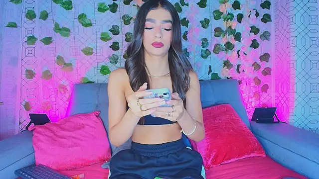 Snapshot of collet_1 chatting on September 28, 2025, 12:12 pm collet 1 online show from September 28, 2025, 12:12 pm