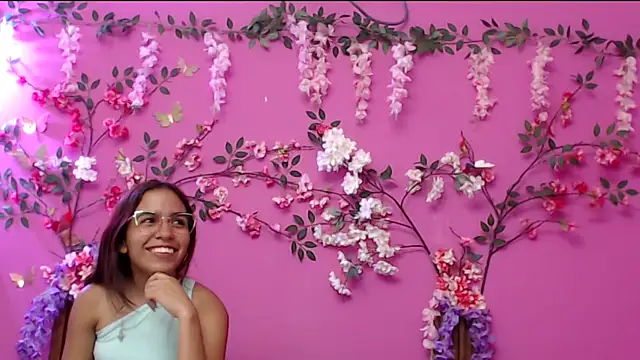 skinnysofia18 online show from December 3, 2025, 1:21 pm