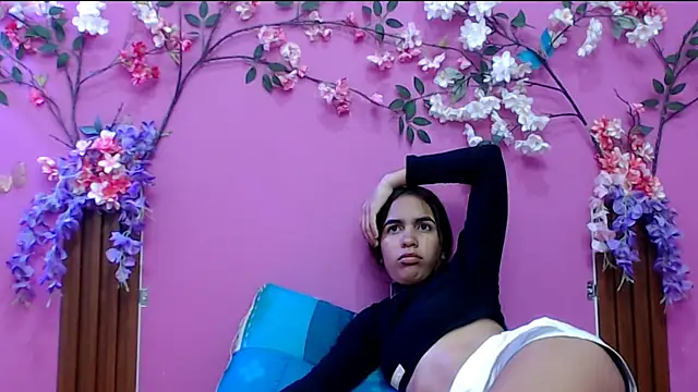 skinnysofia18 online show from November 2, 2025, 1:05 pm