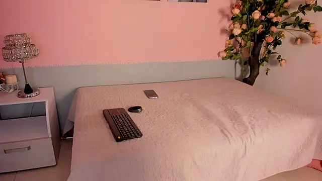 Stefany gonzales  online show from November 24, 2025, 11:21 am