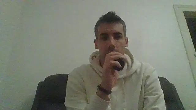 Snapshot of JulioIsHere4you chatting on October 16, 2025, 6:05 pm JulioIsHere4you online show from October 16, 2025, 6:05 pm