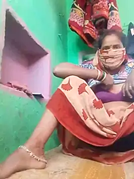 Snapshot of CUTE-004 chatting on November 7, 2025, 6:29 am CUTE-004 online show from November 7, 2025, 6:29 am