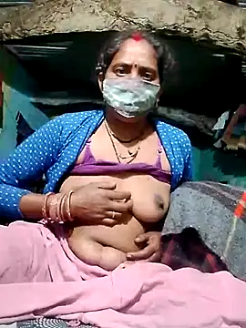 Snapshot of CUTE-004 chatting on November 29, 2025, 3:23 pm CUTE-004 online show from November 29, 2025, 3:23 pm