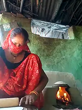 Snapshot of CUTE-004 chatting on December 23, 2025, 6:45 am CUTE-004 online show from December 23, 2025, 6:45 am