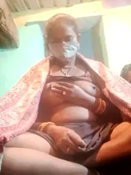 Snapshot of CUTE-004 chatting on December 19, 2025, 3:47 pm CUTE-004 online show from December 19, 2025, 3:47 pm