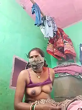 Snapshot of CUTE-004 chatting on November 6, 2025, 7:23 am CUTE-004 online show from November 6, 2025, 7:23 am