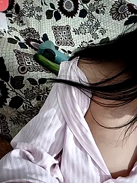Yui-Linh online show from September 23, 2025, 1:23 am