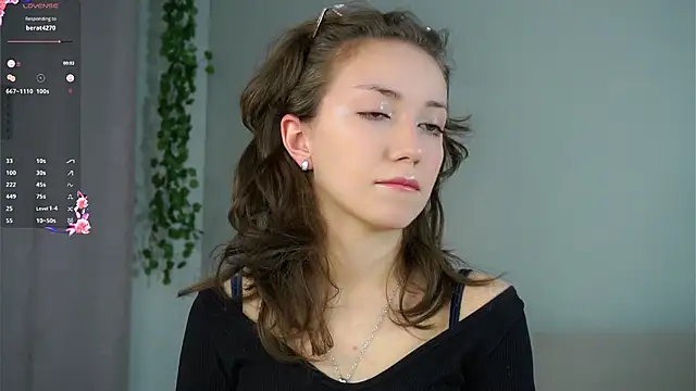 ZeniaBolich online show from November 17, 2025, 9:52 pm