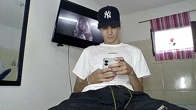 Snapshot of sam_hottt chatting on October 15, 2025, 9:23 pm sam hottt online show from October 15, 2025, 9:23 pm