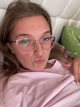 Bellatrisssaa online show from September 21, 2025, 9:58 am