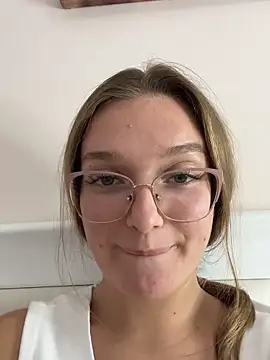 Bellatrisssaa online show from October 15, 2025, 1:19 pm